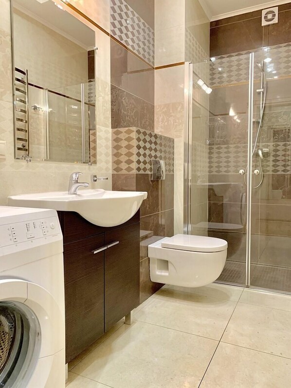 Apartment | Badezimmer | Dusche, kostenlose Toilettenartikel, Haartrockner, Shampoo