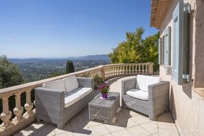 Property grounds - Splendid Sea & Surrounding View! ☀ Quiet ♥ Private Heated Pool ★ Aircon (Grasse)