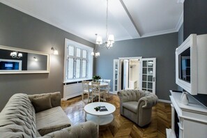 Comfort appartement, 1 tweepersoonsbed met slaapbank, niet-roken, uitzicht op de stad | Woonkamer | Flatscreentelevisie