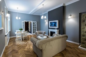 Comfort appartement, 1 tweepersoonsbed met slaapbank, niet-roken, uitzicht op de stad | Woonkamer | Flatscreentelevisie