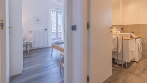 Een moderne slaapkamer met een bed, een stoel en een radiator.