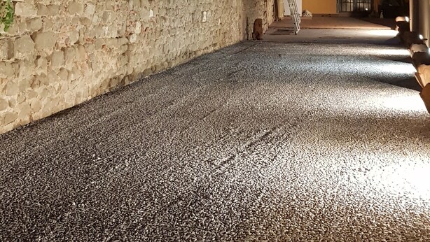 A narrow alleyway with a stone wall on one side and a building entrance on the other. - Alle Vecchie Mura (Pistoia)