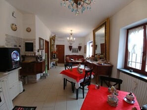 Café da manhã completo grátis todos os dias