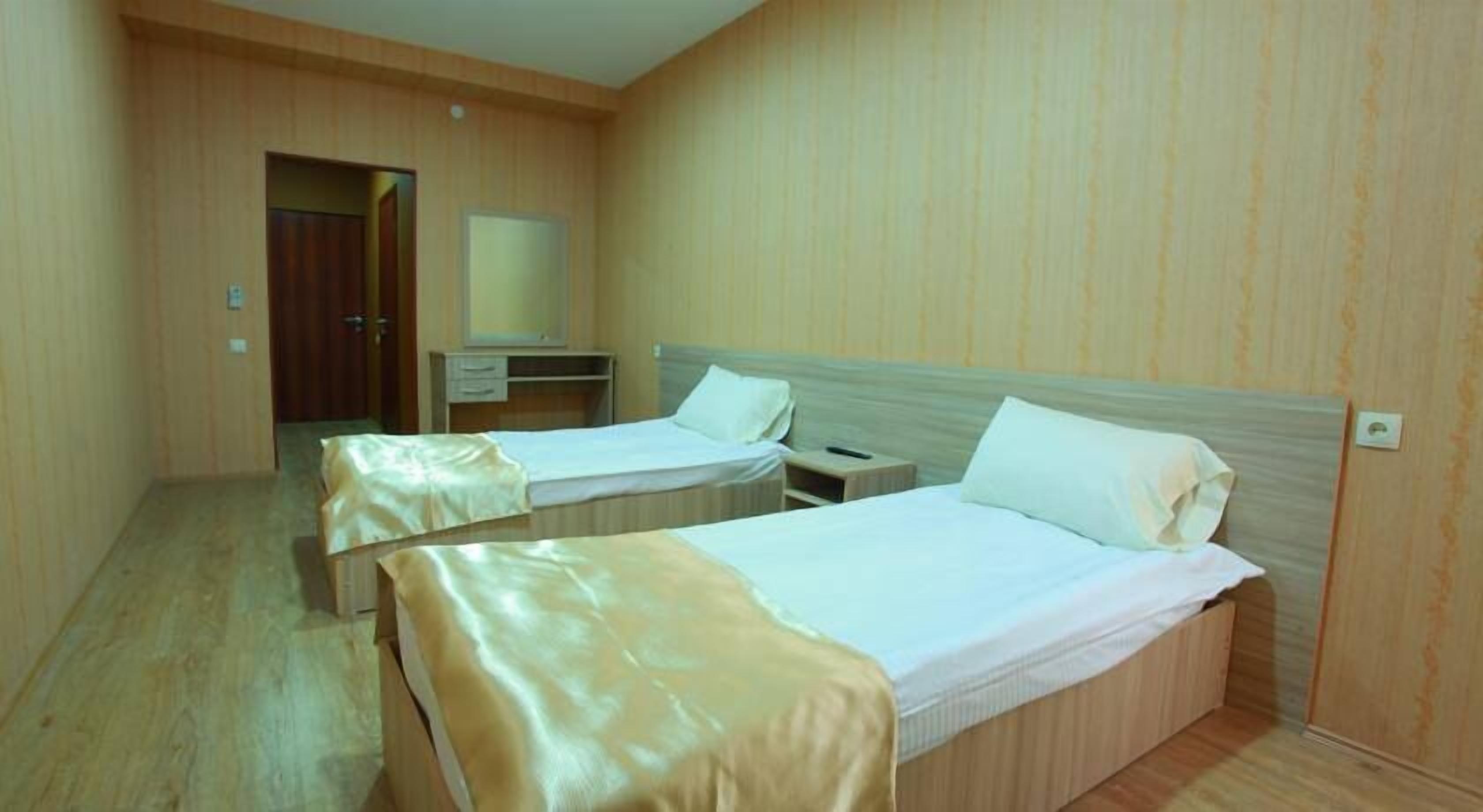 Twin Room | Cribs/infant beds, free WiFi