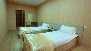 Twin Room | Cribs/infant beds, free WiFi