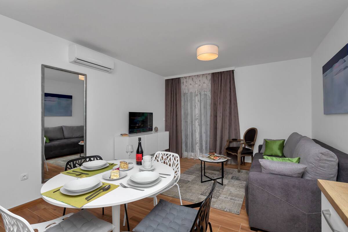 Appartement, 2 chambres (203) | Aire de séjour | Téléviseur à écran plat