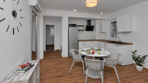 Apartment (201) | In-room dining