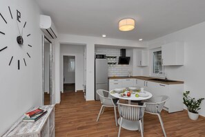 Apartment (201) | In-room dining
