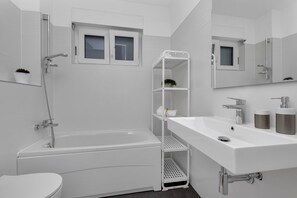 Departamento, 2 habitaciones (203) | Baño | Tina profunda, amenidades de baño gratuitas, secadora de cabello 