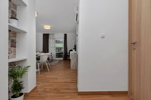 Pengeskab på værelset, lydisolering, strygejern/strygebræt