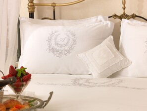 3 bedrooms, iron/ironing board, WiFi, bed sheets - Als Mansion by K&K (Oia)