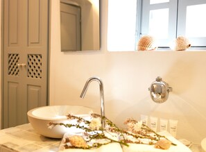 Bathtub, hair dryer, towels, soap - Als Mansion by K&K (Oia)