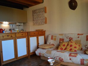 TV - Charming 2-Room Apartment with Golf View, Terrace, A/C, Parking - 1300m from Beach (Saint-Cyprien)