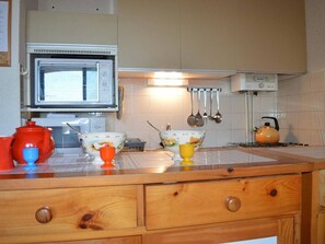 Fridge, microwave, oven - Charming 2-Room Apartment with Golf View, Terrace, A/C, Parking - 1300m from Beach (Saint-Cyprien)