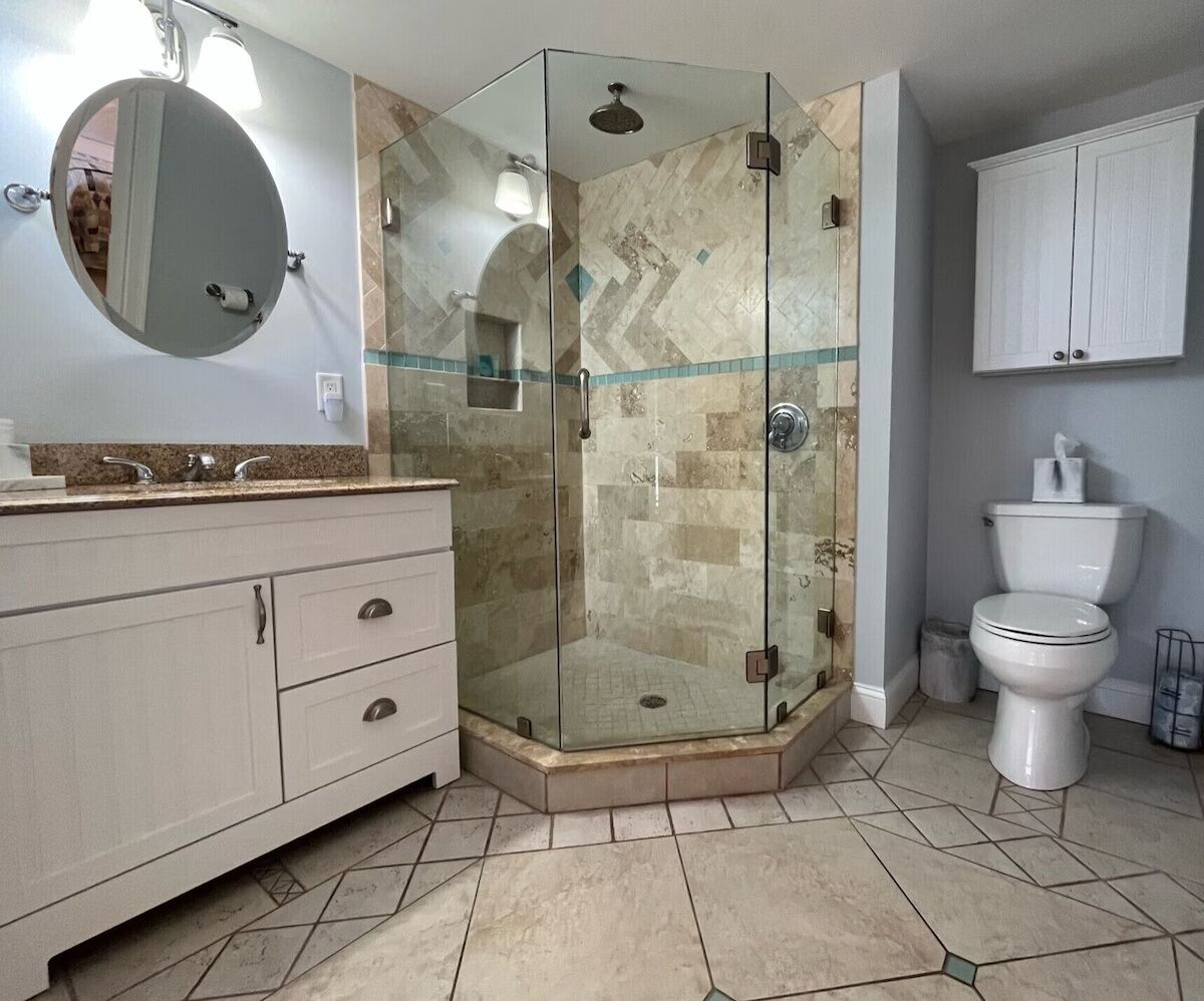 2-room queen suite | bathroom | hair dryer, towels