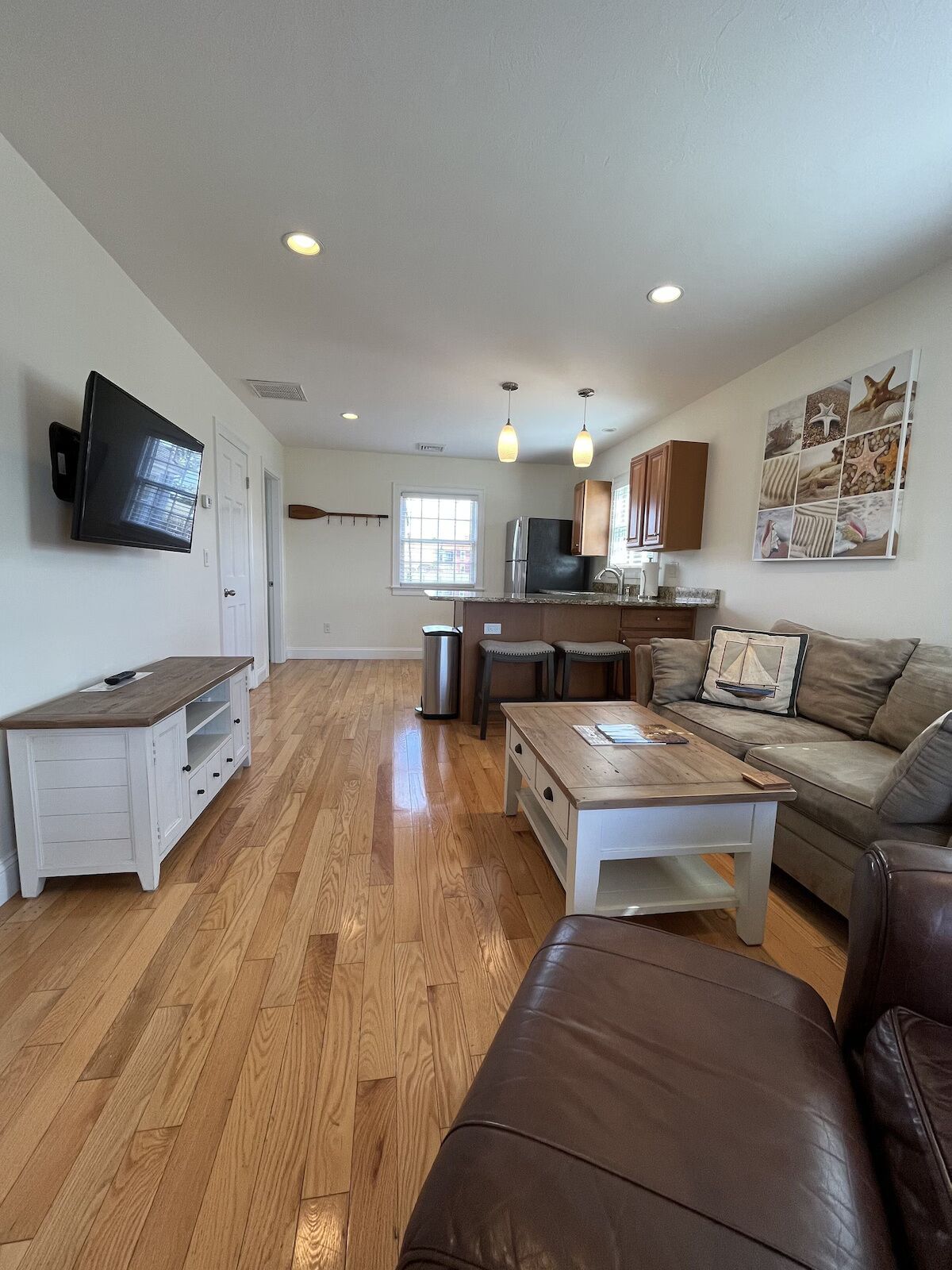 1-bedroom poolside suite | living area | flat-screen tv