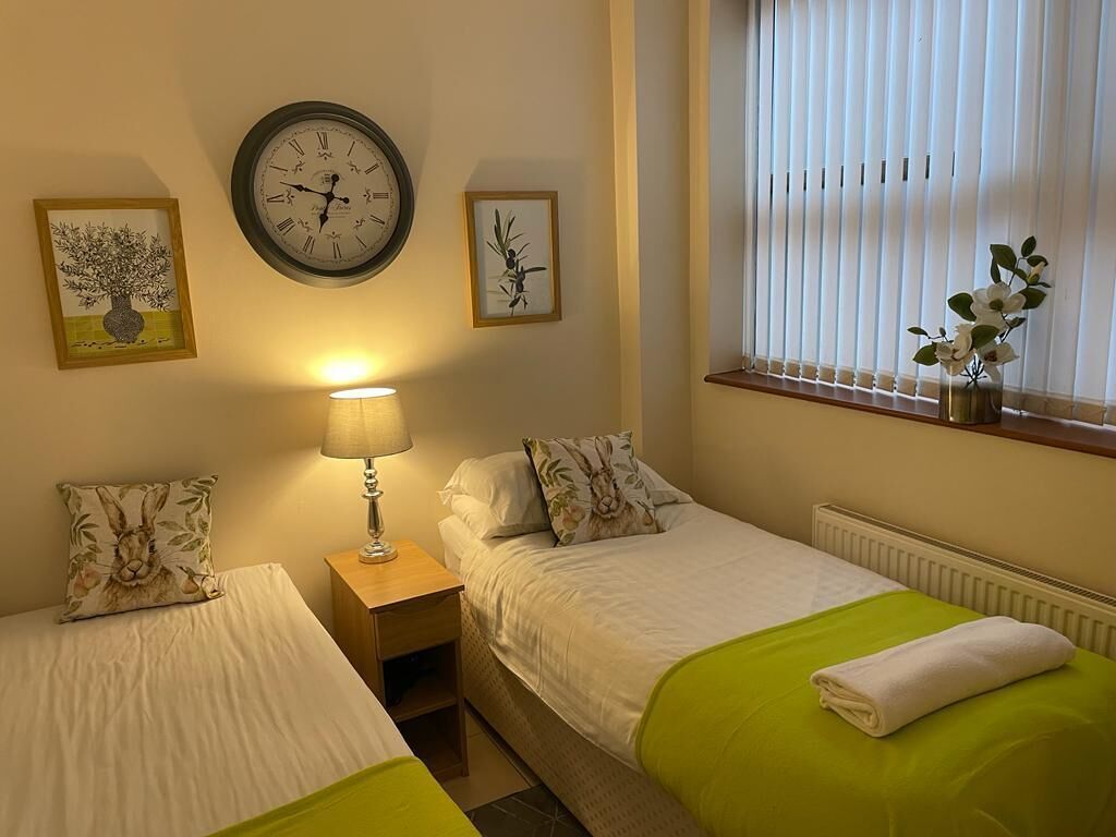 5 bed, 2.5 bath, luxury apartment - sleeps 8.