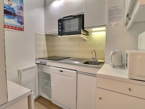 Fridge, stovetop, dishwasher, coffee/tea maker