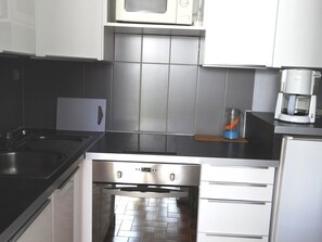 Kjøleskap, mikrobølgeovn, ovn og kokeplater