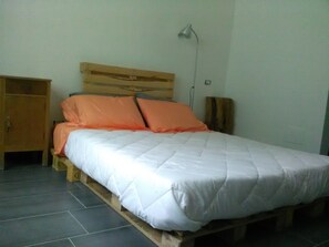 Individually furnished, desk, blackout curtains, free WiFi