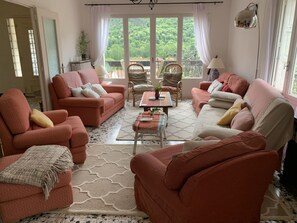 Smart TV, fireplace, ping pong, books - Large House, Heated Pool*, Stunning Views, Edge of Village, Close to Coast (Arles-sur-Tech)