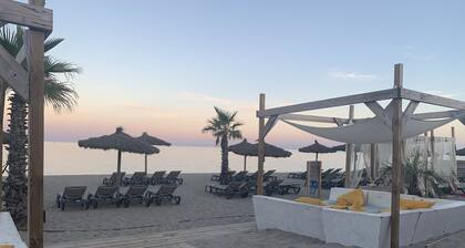 Lämmitetty uima-allas, kaasugrilli, upeat näkymät, kylän lähellä, lyhyen ajomatkan päässä rannikolta,