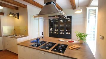 KĂŒhlschrank, Mikrowelle, Ofen, Herdplatte