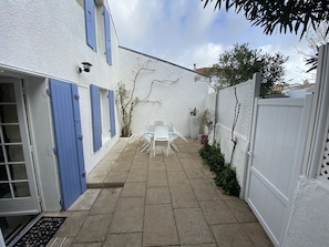 Outdoor dining - Charming house downtown St Georges de Didonne /sea 100m (Saint-Georges-de-Didonne)