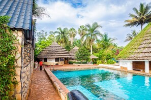 Outdoor pool, pool umbrellas, pool loungers - Kingfisher Safaris Resort Hotel (Jinja)