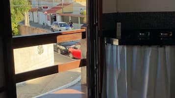 Quarto casal superior | Cortinas blackout, ferros/tábuas de passar roupa, Wi-Fi de cortesia