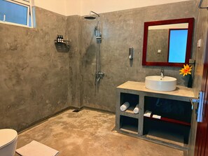 Shower, rainfall showerhead, towels, soap - Casa Samaya, Boutique Beachfront Hotel in Weligama (Weligama)
