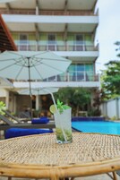 Una piscina al aire libre, tumbonas