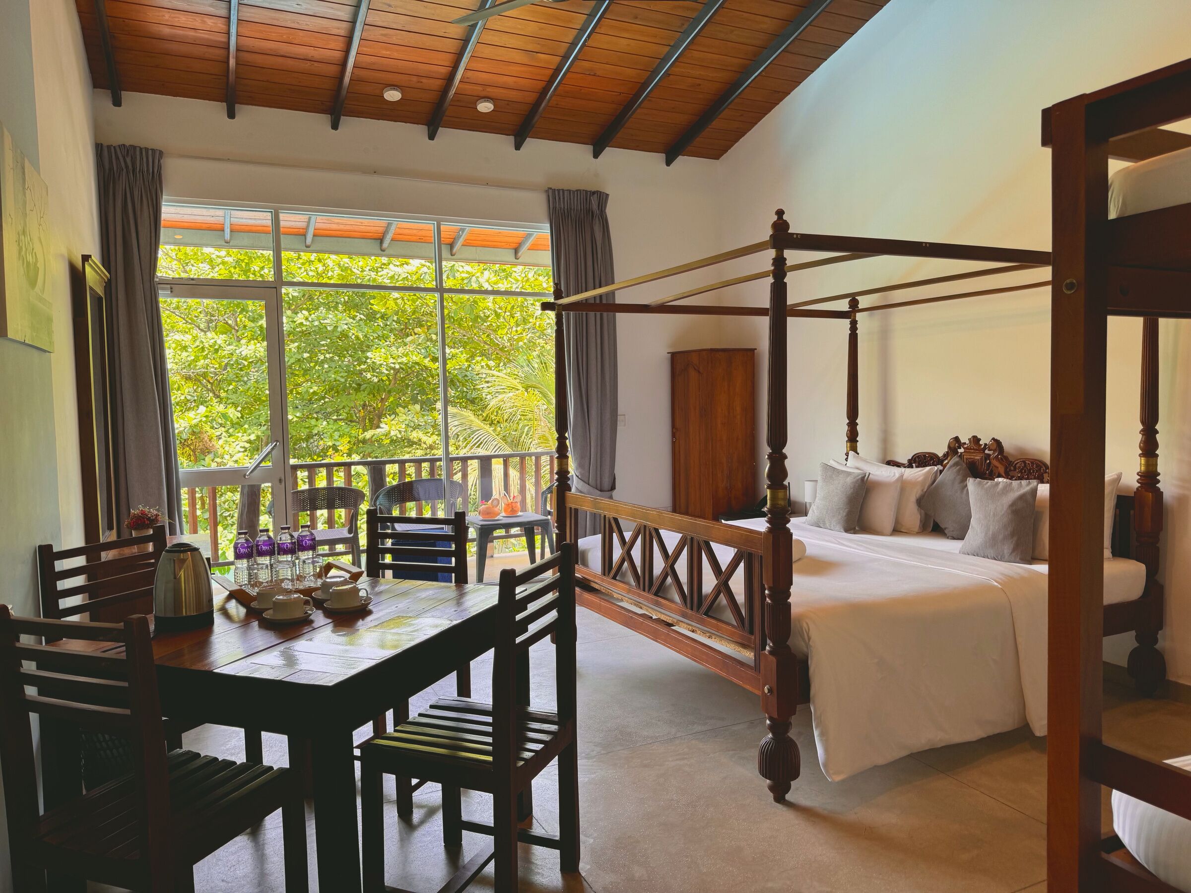 Neljän hengen perhehuone, näköala puutarhaan | Ylelliset vuodevaatteet, Select Comfort -patjalliset sängyt