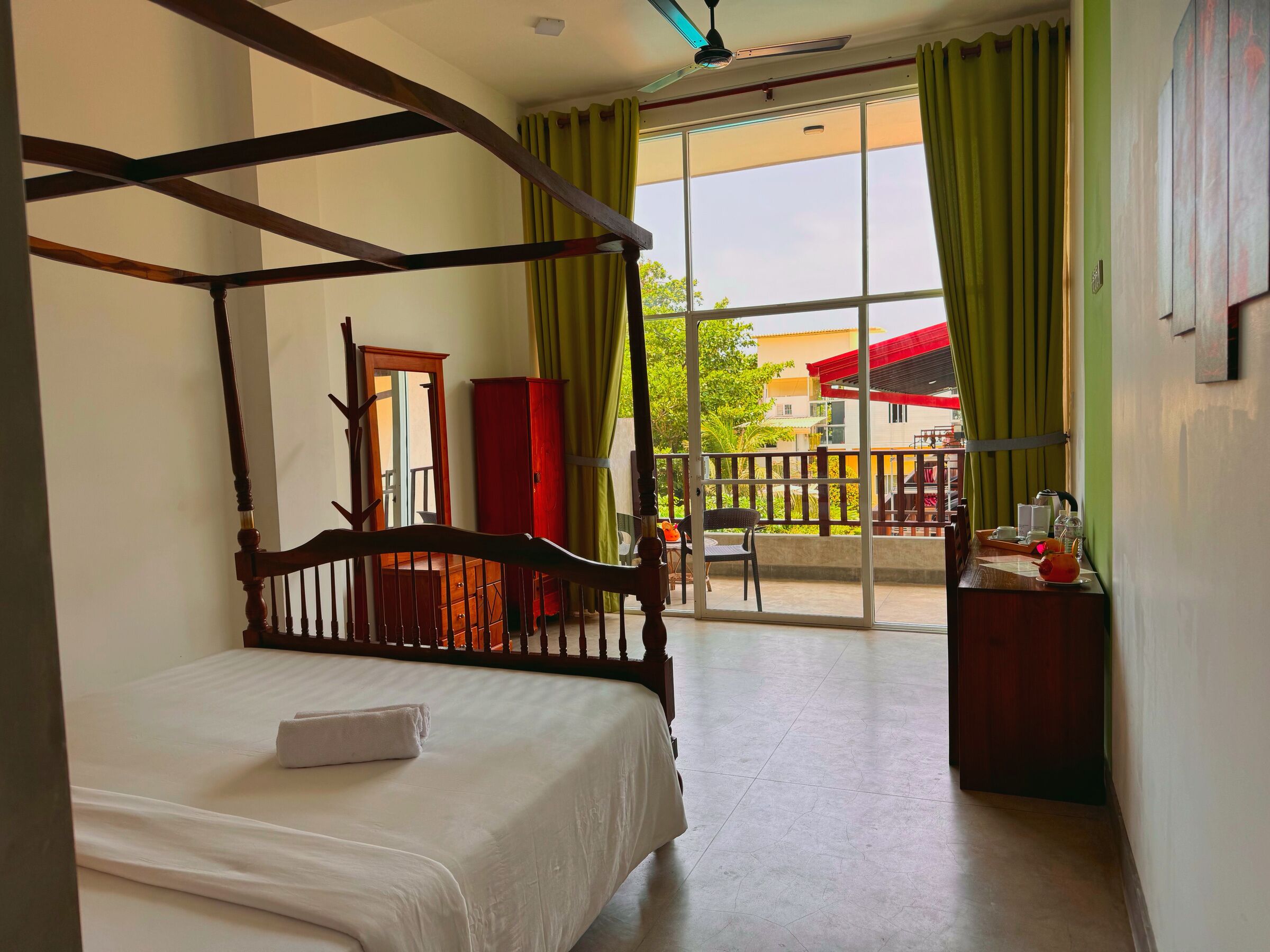 Kahden hengen comfort-huone, 1 suuri parisänky, näköala uima-altaalle | Ylelliset vuodevaatteet, Select Comfort -patjalliset sängyt