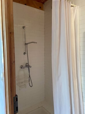 Haartrockner, HandtĂŒcher, Seife, Shampoo