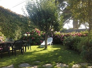 Outdoor dining - Idyllic house in Trébéron close to the sea B0018 (Crozon)