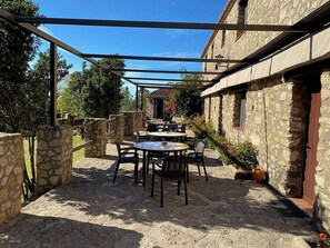 Outdoor dining - Isolated rural house with private pool, garden, terrace and barbecue. (Valencia de Alcántara)
