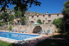 Outdoor pool - Isolated rural house with private pool, garden, terrace and barbecue. (Valencia de Alcántara)