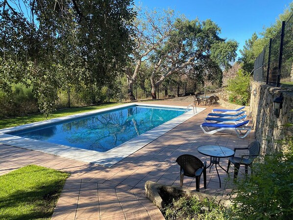Outdoor pool - Isolated rural house with private pool, garden, terrace and barbecue. (Valencia de Alcántara)