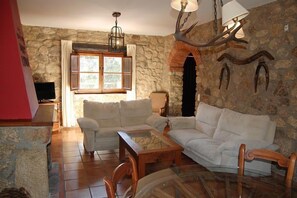 Smart TV, fireplace - Isolated rural house with private pool, garden, terrace and barbecue. (Valencia de Alcántara)