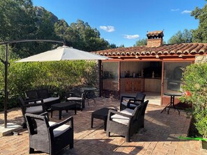 Outdoor dining - Isolated rural house with private pool, garden, terrace and barbecue. (Valencia de Alcántara)