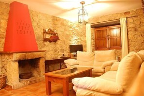 Smart TV, fireplace - Isolated rural house with private pool, garden, terrace and barbecue. (Valencia de Alcántara)