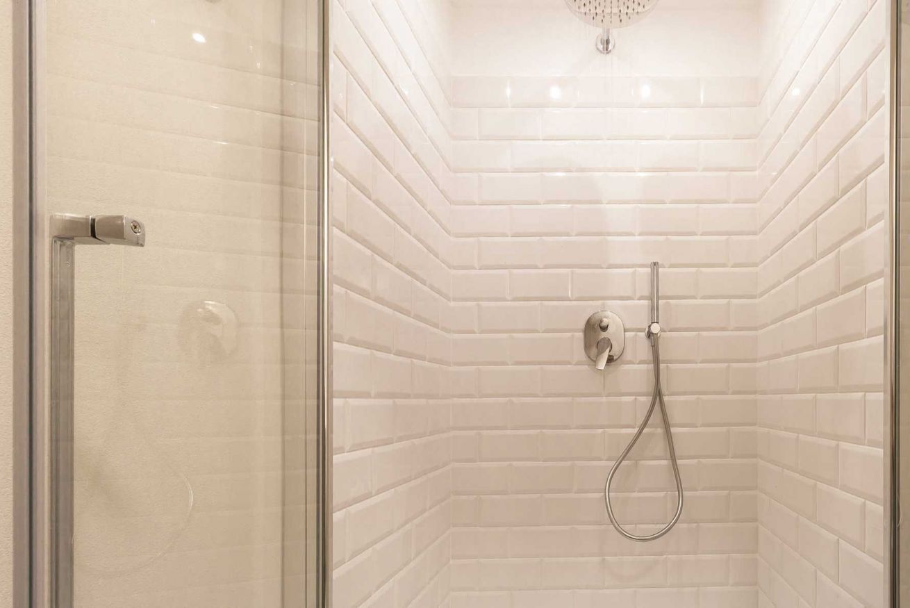 Douche, sèche-cheveux, bidet, serviettes fournies