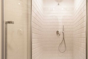 Regadera, secadora de cabello, bidet, toallas