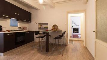 Kühlschrank, Ofen, Herdplatte, Wasserkocher mit Kaffee-/Teezubehör