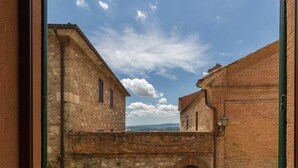 A narrow alleyway with stone buildings, a visible door, and a street lamp. - Il Cuore di Chiusi - House in the historic center (Unknown)
