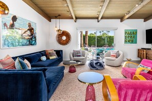 Téléviseur, foyer, lecteur de DVD, table de ping-pong