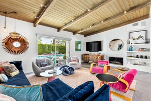 Televisio, takka, DVD-soitin, pöytätennispöytä