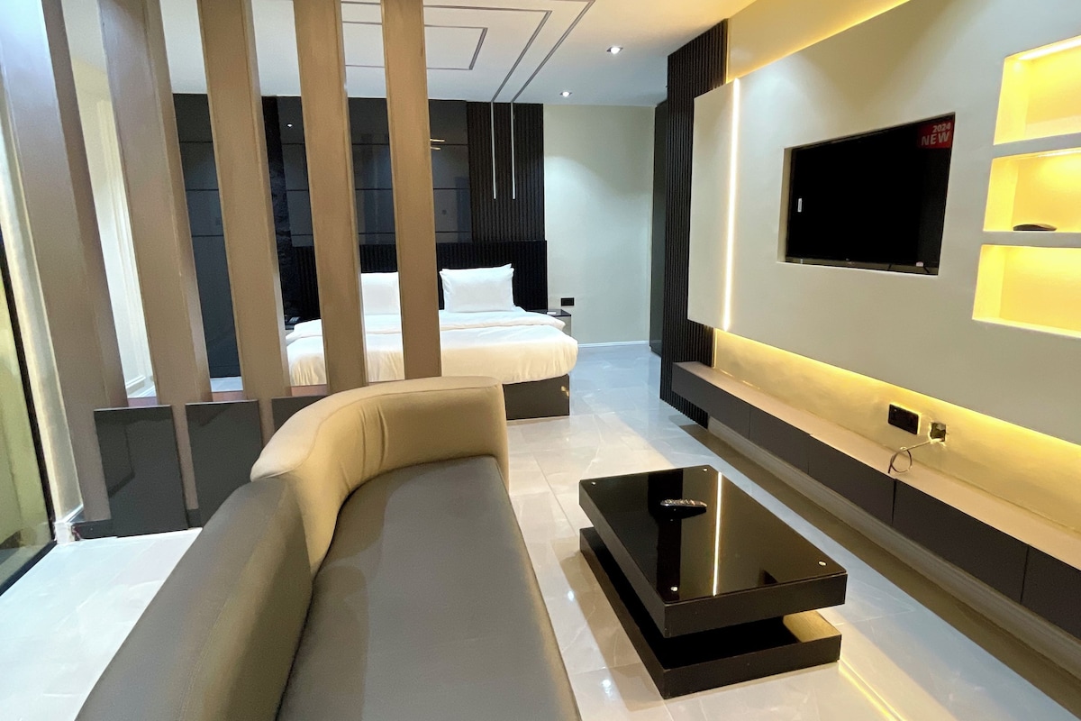Studio | Bộ đồ giường cao cấp, chăn bông, nệm có lớp đệm bông, bàn 