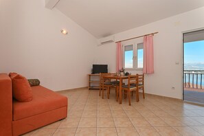 TV - ARBANIJA A3, budget 1-bedroom apartment, 80m from the beach (Arbanija)